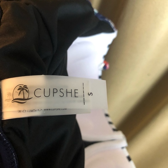 Cupshe Floral One Piece Swimsuit with Removable and Adjustable Straps - Picture 8 of 9